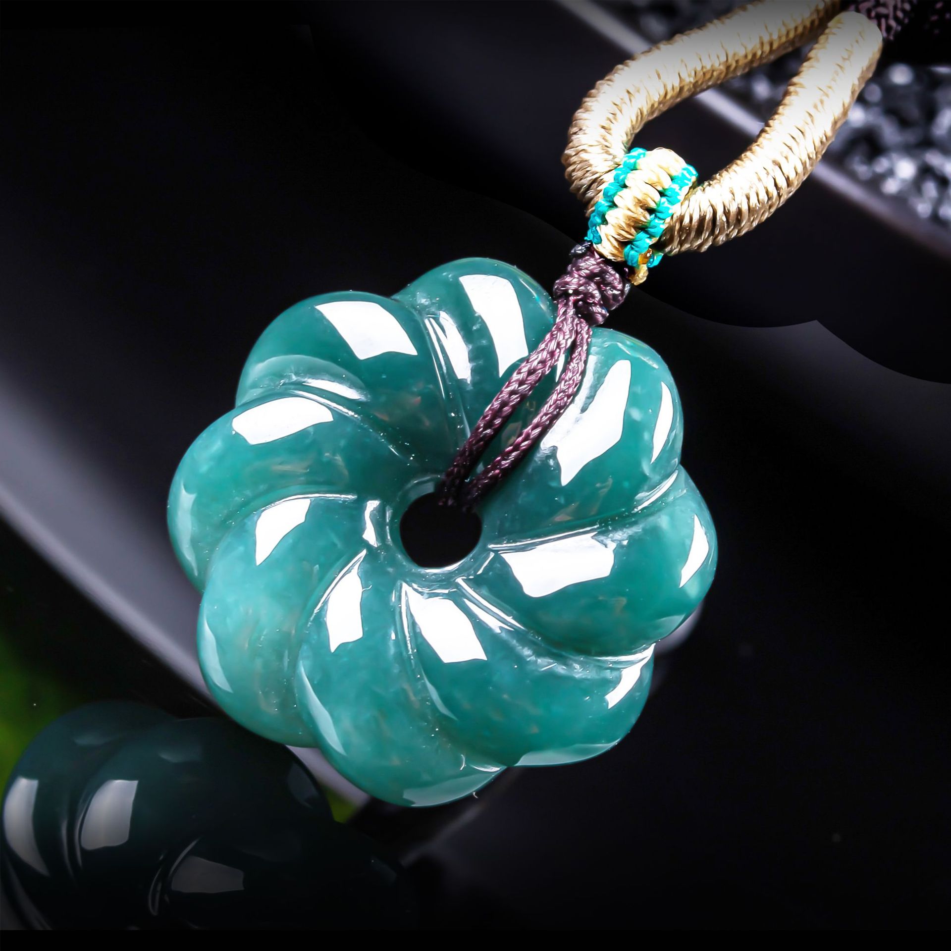 Jewelry & Watches Spółka Z Ograniczoną Odpowiedzialnością - Doğal Birman Yeşim Taşı Çiçek Kolye